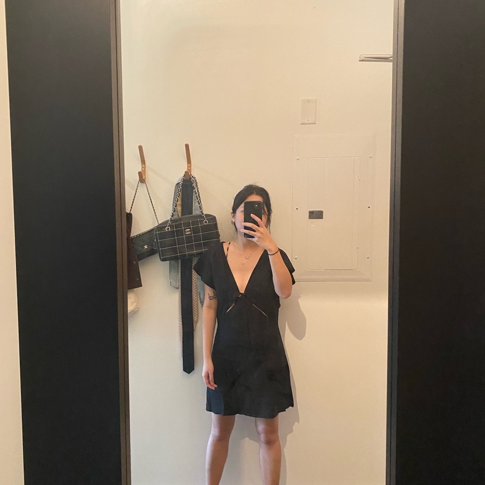 ARAW CUT OUT DRESS - Picture 3 of 5